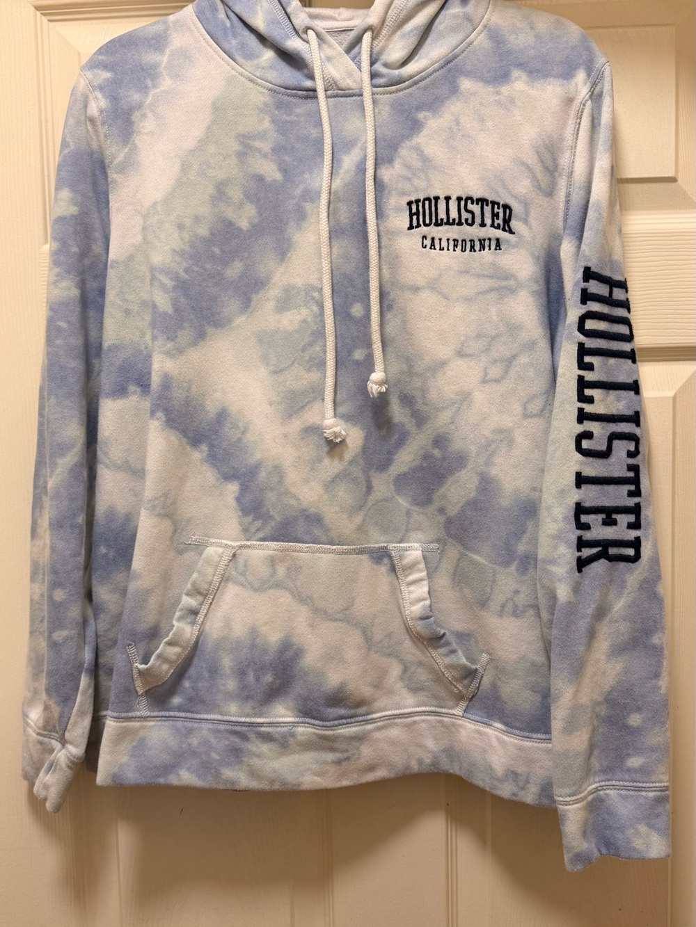 Hollister Women’s Light Blue and White Tie-Dye Hoodie